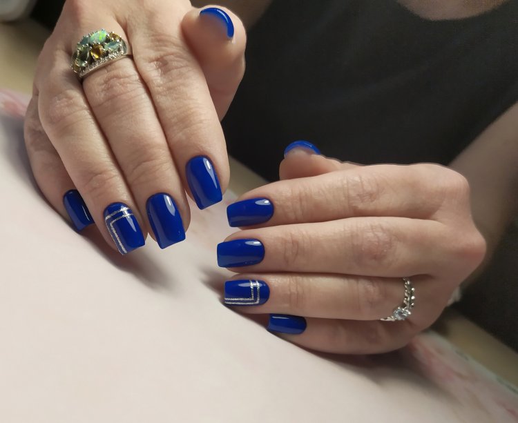 Синій манікюр із сріблястими смужками