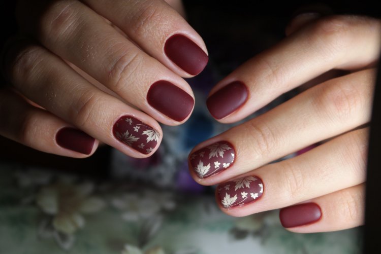 Вишневий манікюр на короткі нігті