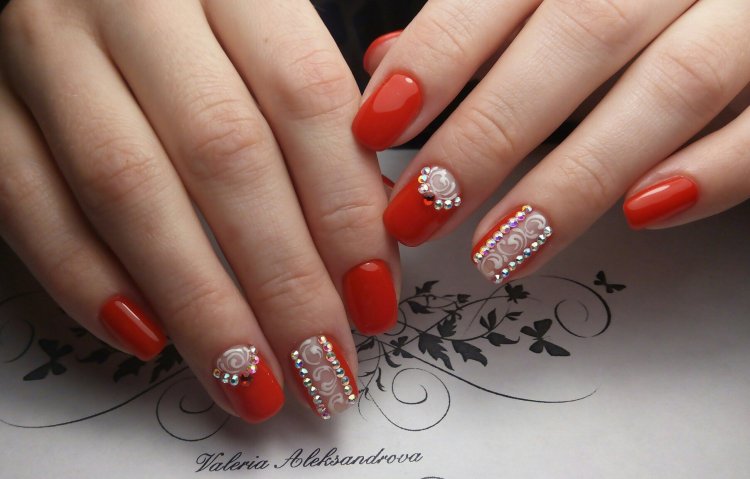 Манікюр червоний зі стразами бульйонками