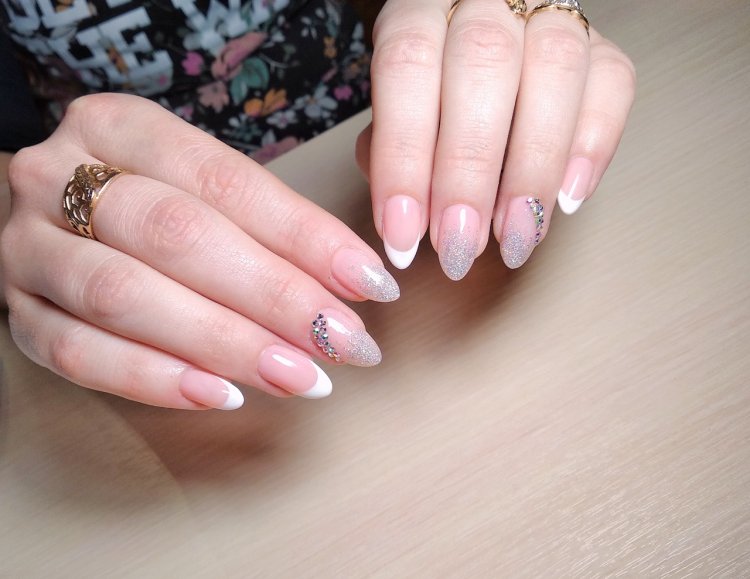 Літній стриманий манікюр нарощені нігті