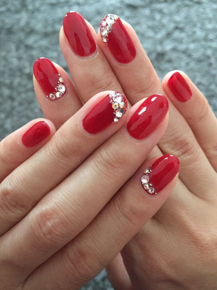 Червоні нігті зі стразами