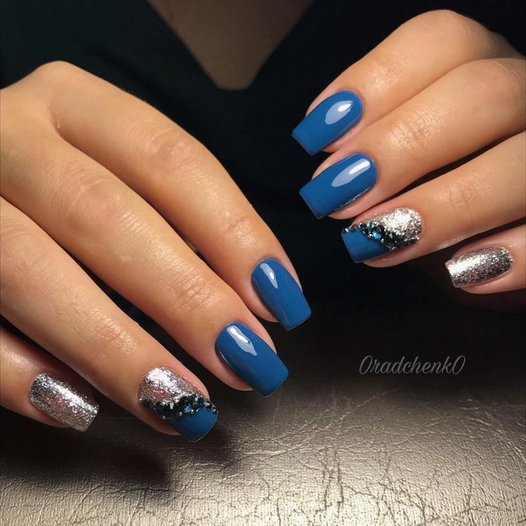 Нігті сині зі сріблом