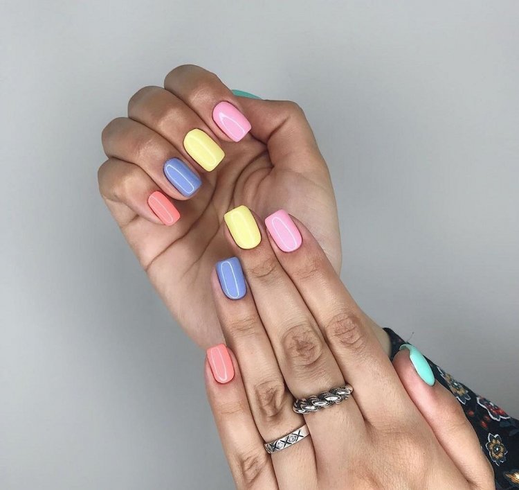 Різнокольоровий манікюр на коротких нігтях