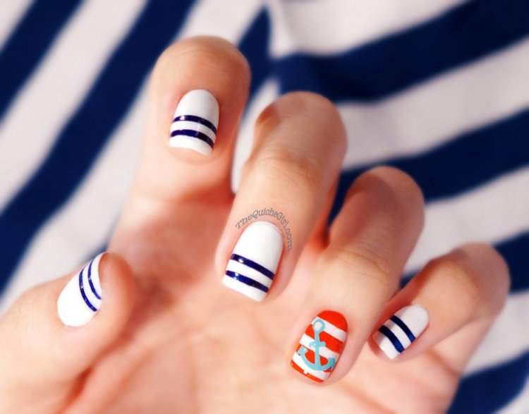 Французький манікюр у морському стилі