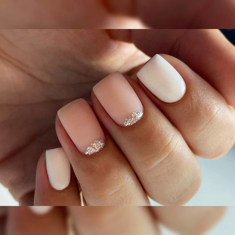 Бежевий манікюр із лунками