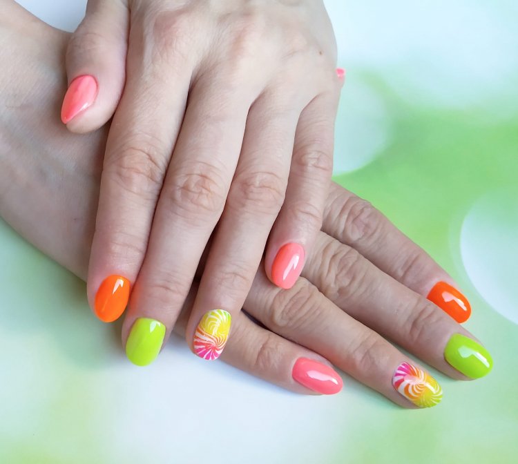 Варіанти літнього манікюру 2021 на короткі нігті