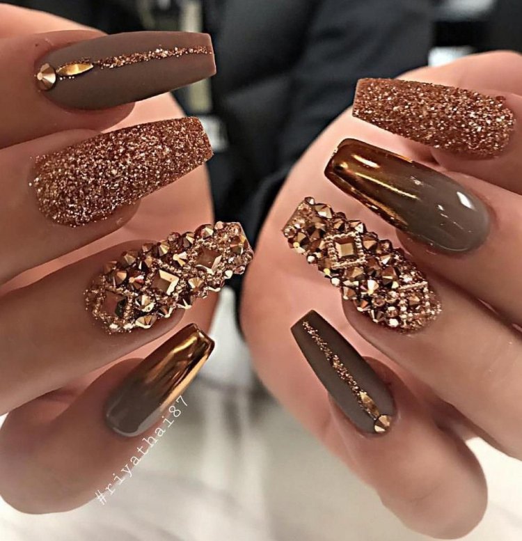Нігті коричневі із золотом