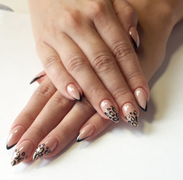 Манікюр на випускний бежевий