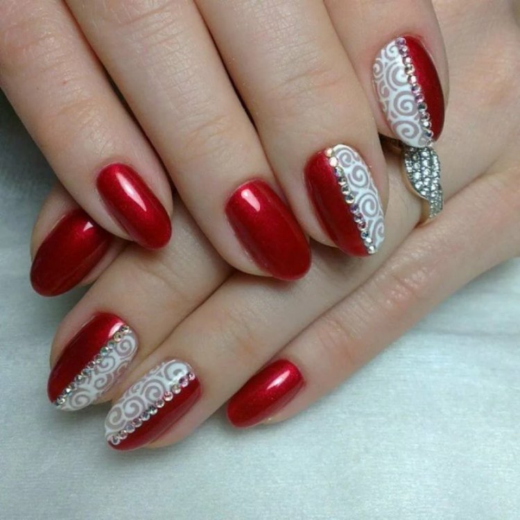 Червоний манікюр зі стразами