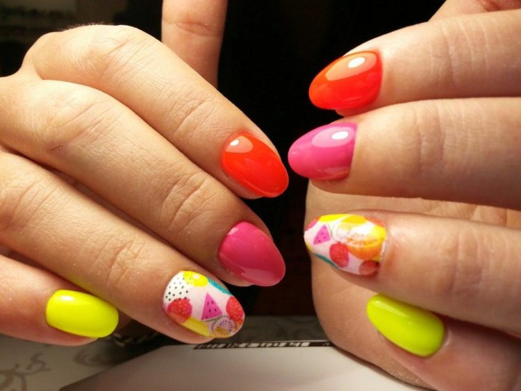 Різнокольорові нігті з фруктами