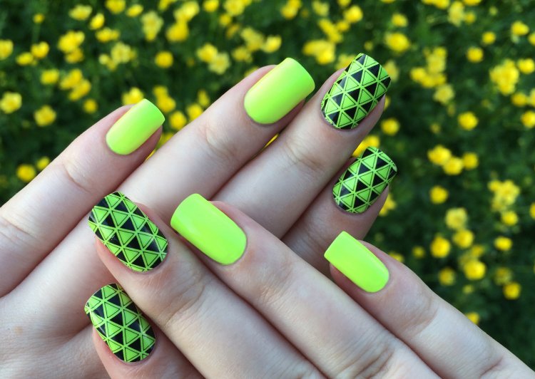 Круглі нігті салатового кольору