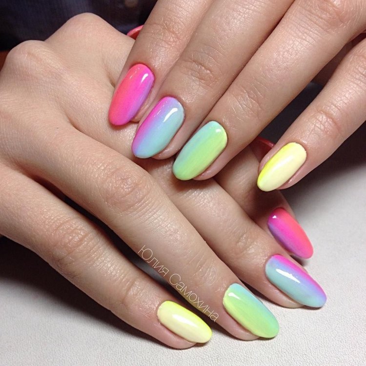 Літній манікюр різнокольоровий