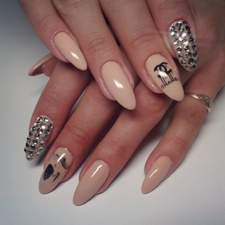 Бежевий манікюр на довгі нігті