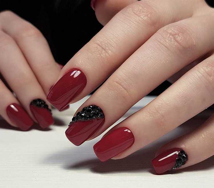 Бордові нігті з чорним