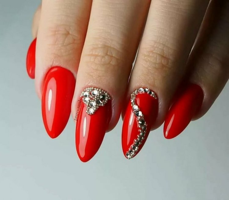 Червоні гострі нігті зі стразами