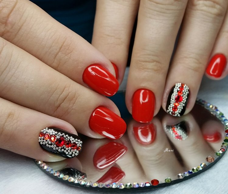 Червоний лак з камінчиками нігті