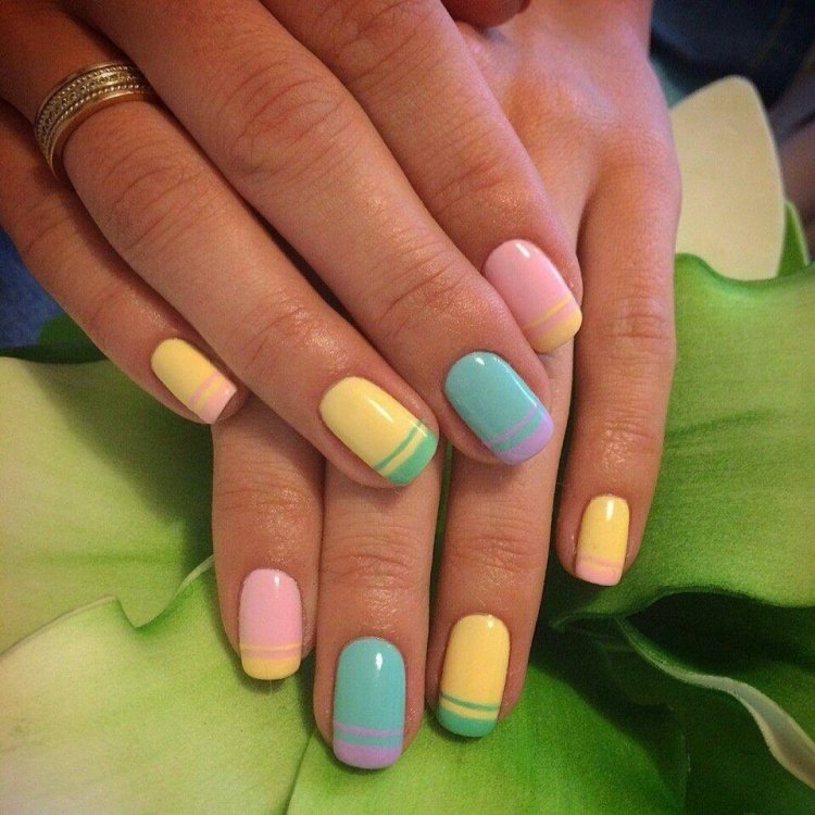 Різнокольоровий манікюр на коротких нігтях