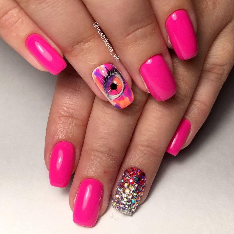 Манікюр фуксія з дизайном