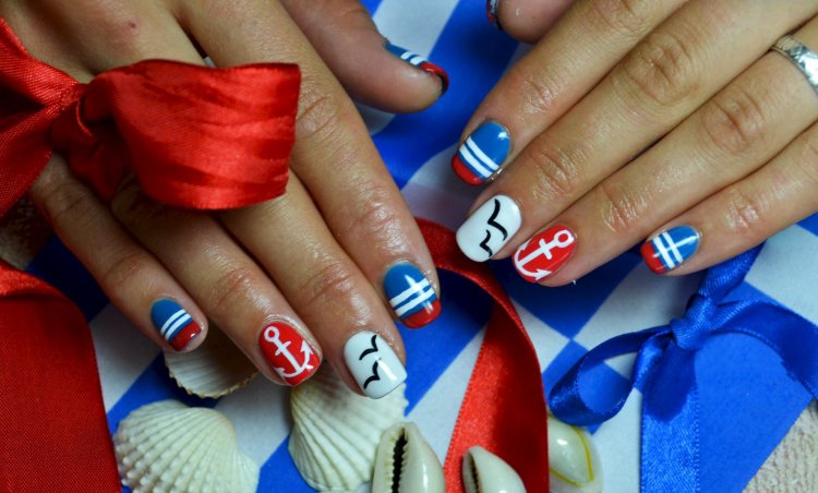 Манікюр у морському стилі на короткі нігті.