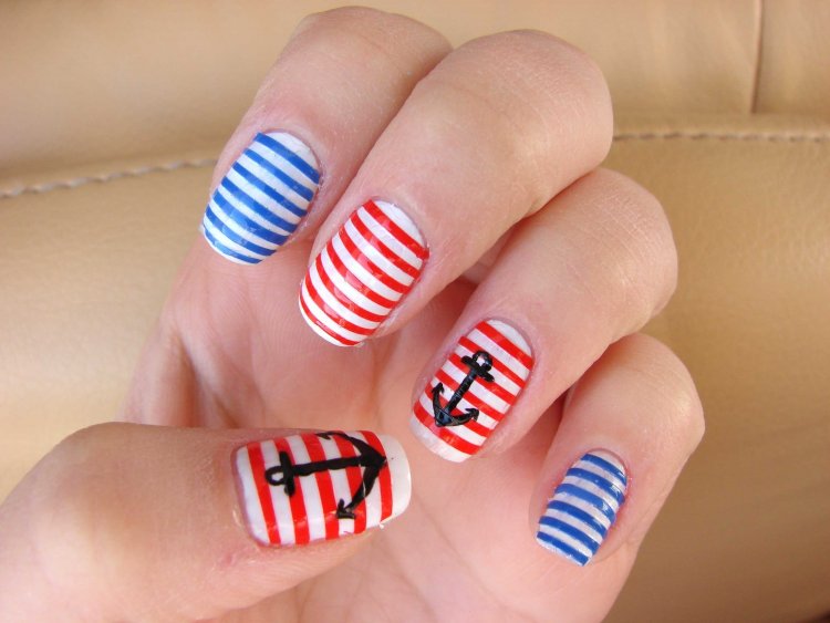 Смугастий манікюр на короткі нігті