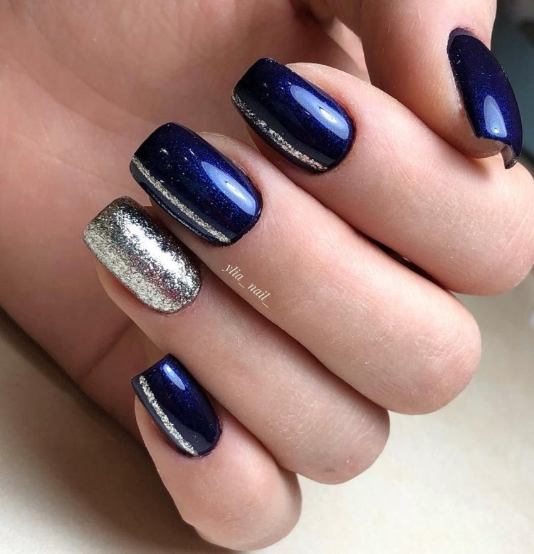 Темно сині нігті