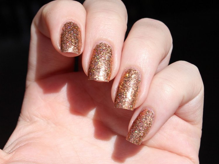Нігті із золотими блискітками