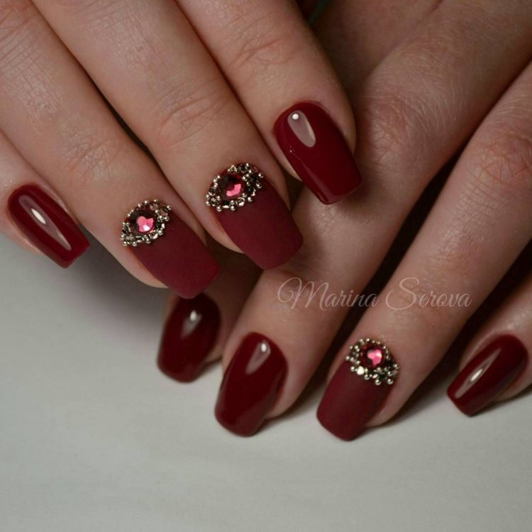 Червоний бордовий манікюр зі стразами