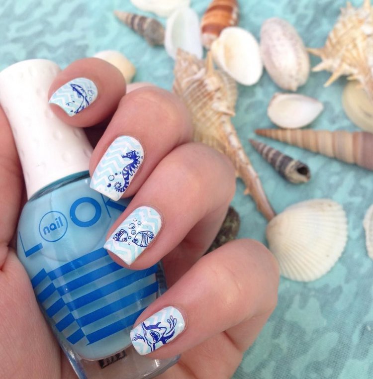 Нігті в морському стилі