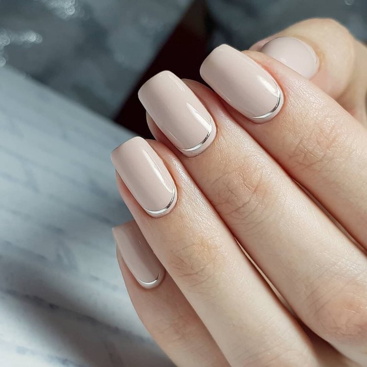 Манікюр зі смужкою у кутили