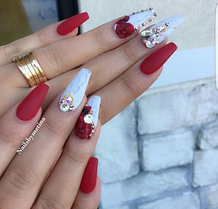 Яскраво-червоний манікюр зі стразами