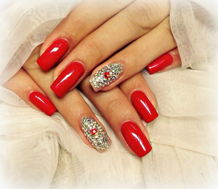 Червоний манікюр зі стразами