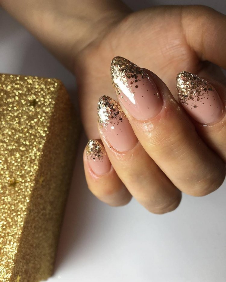 Манікюр з блискітками