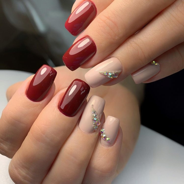 Червоні квадратні нігті зі стразами