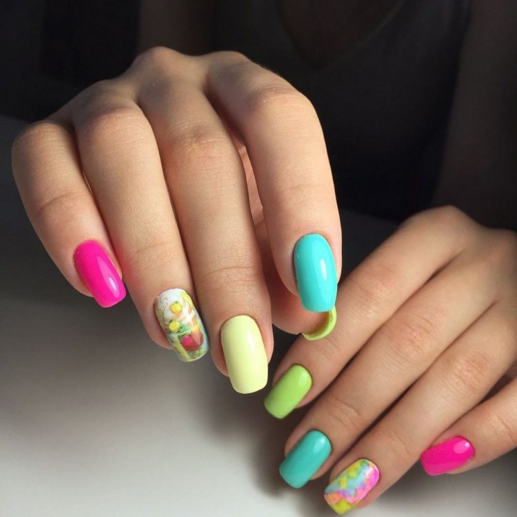 Літній манікюр різнокольоровий