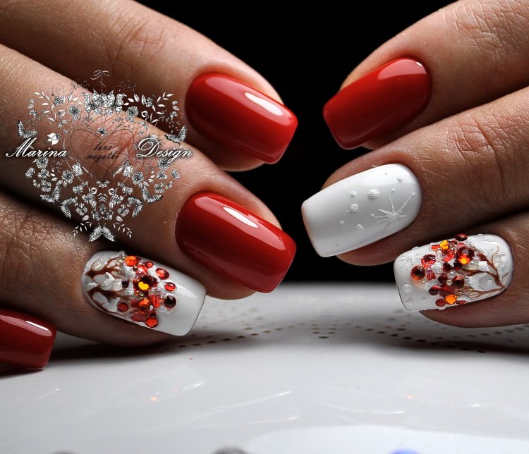 Новорічний манікюр зі стразами