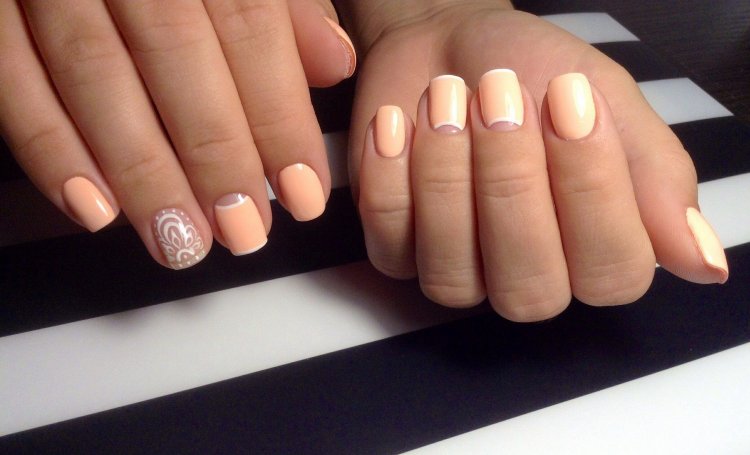 Бежевий манікюр з лунками на короткі нігті