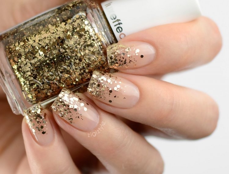 Прозорі нігті із золотом