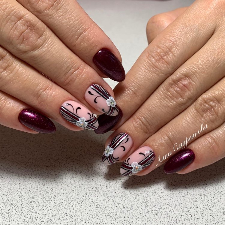 Бордовий манікюр із квітами