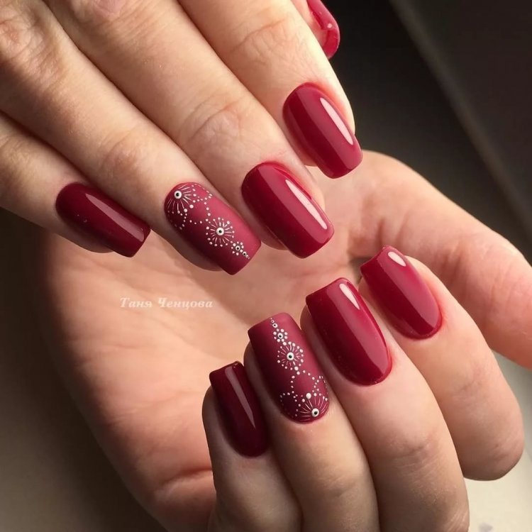 Манікюр у червоно-бордових тонах.