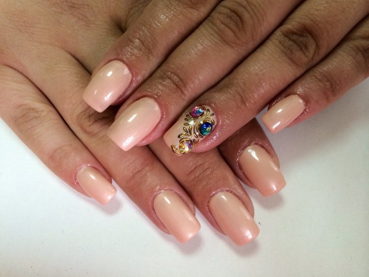 Френч на короткі нігті з камінцями