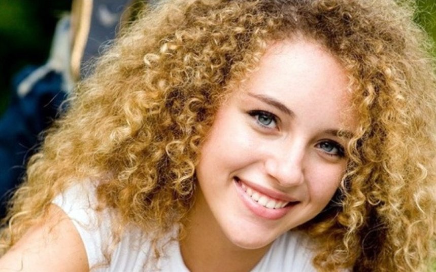 Кудрі знову в моді: як завити волосся вдома плойкою, бігуді та навіть футболкою!