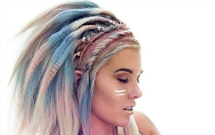 Кудрі знову в моді: як завити волосся вдома плойкою, бігуді та навіть футболкою!