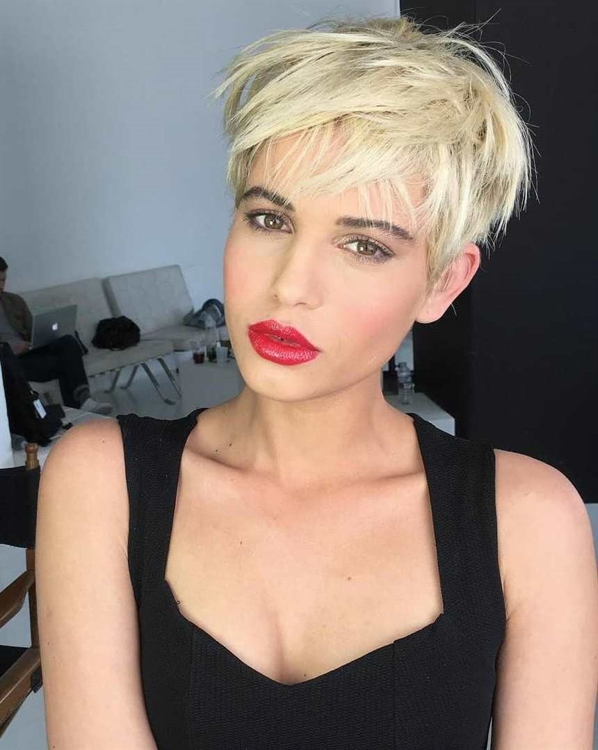 Модні жіночі стрижки на осінь 2023: тренди, новинки, фото