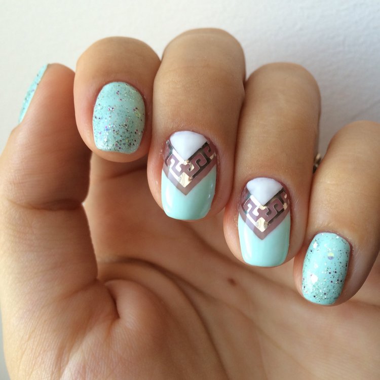 Маникюр с наклейками