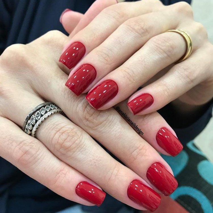 Червоний манікюр на квадратні нігті.