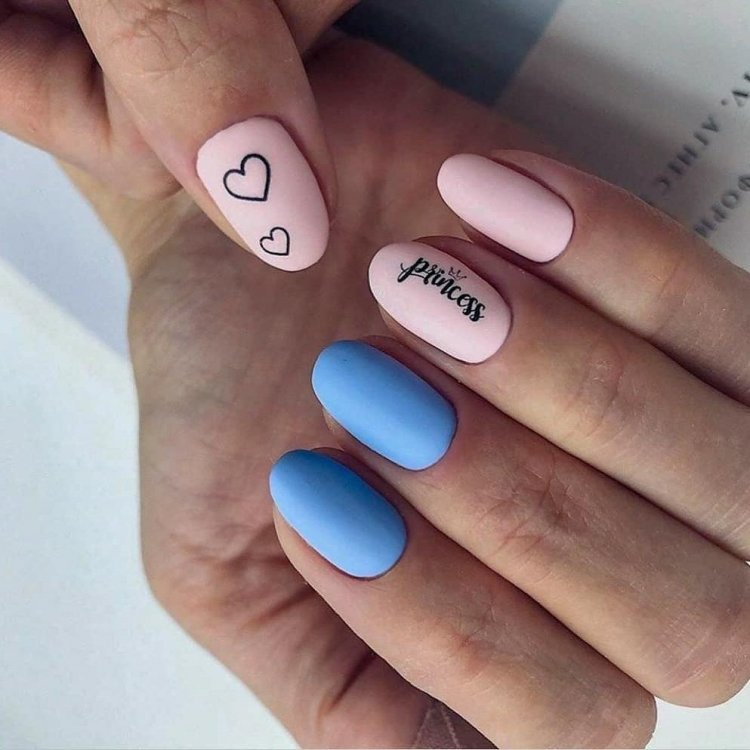Маникюр голубой с розовый нежный