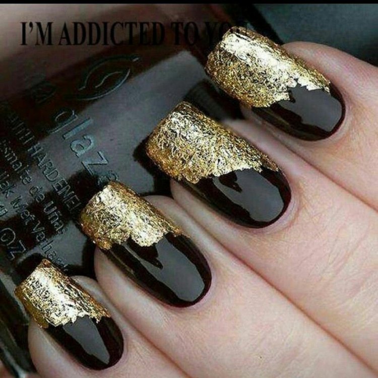 Маникюр черный с золотом на длинные