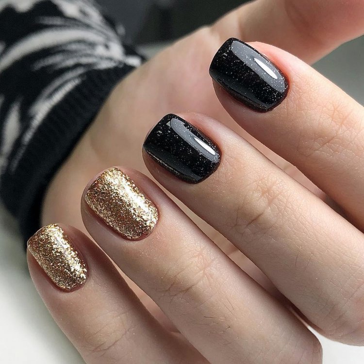 Маникюр чёрный с золотом на короткие ногти