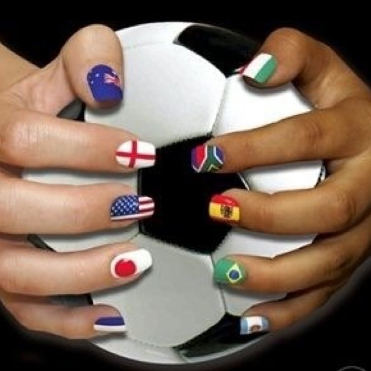 Манікюр з італійськими написами