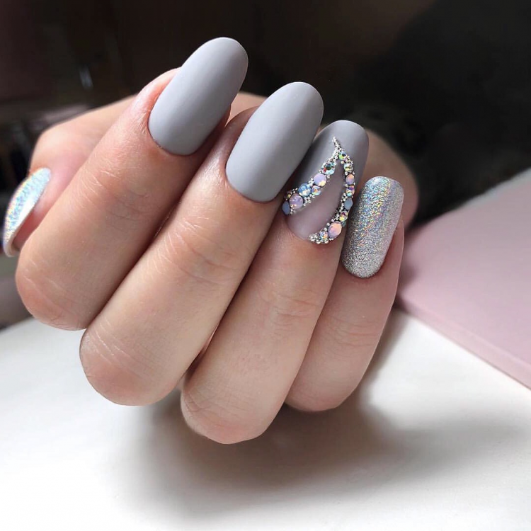 Светло серые ногти